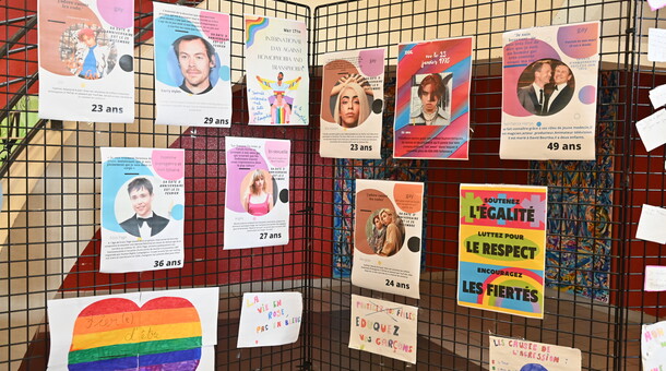 Un panneau installé dans un hall présente des personnalités LGBT+