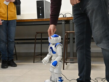 Le robot est présenté aux élèves