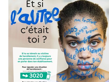 Affiche Non au harcèlement qui représente une élève avec des insultes écrites sur le visage à la peinture bleue, le titre est "Et si l'autre c'était toi ?" et les numéros d'alertes sont affichés