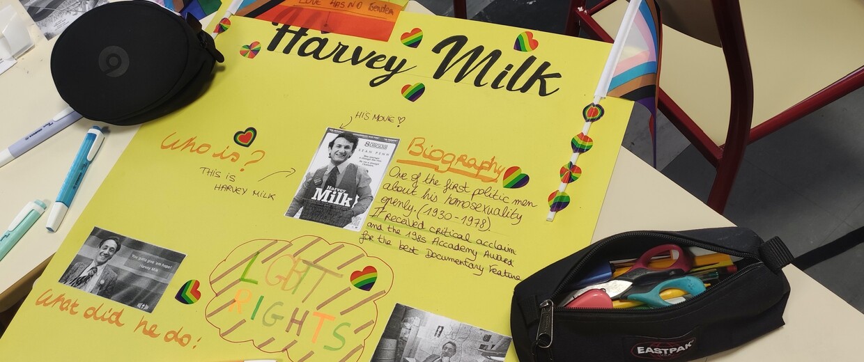 Des élèves en cours d'anglais préparent un panneau sur Harvey Milk pour leur exposition "LGBTRights"