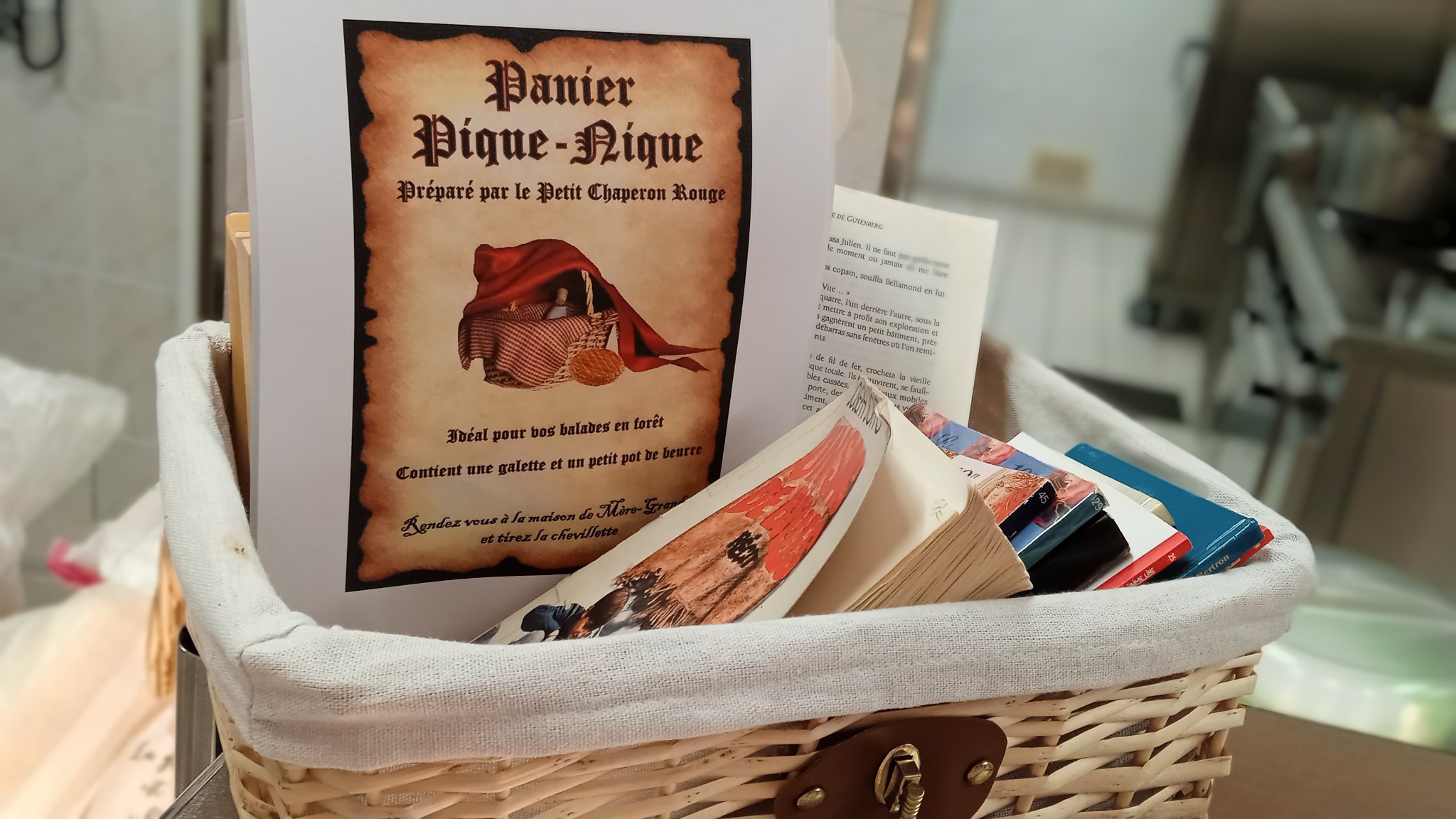 Un panier en osier qui appartiendrait au Petit Chaperon Rouge contient des livres pour les élèves