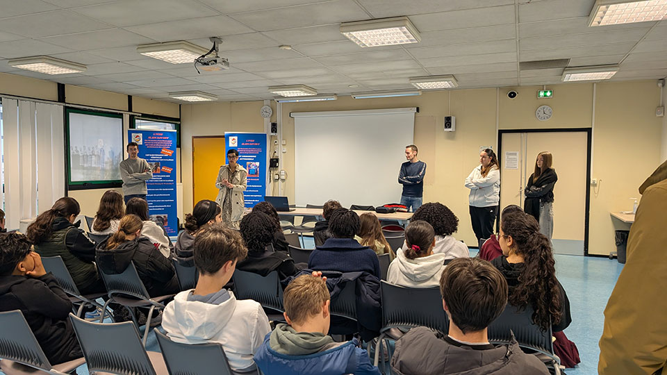 Les équipes du lycée Mongy présentent leurs parcours aux classes de 4e qui ont travaillé sur l’égalité.