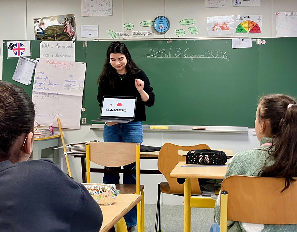 Les élèves interviewent Sarah Viguier, chercheuse en neurosciences au collège de France.