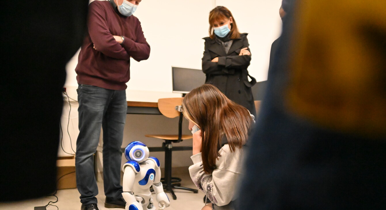 Le robot discute avec une élève