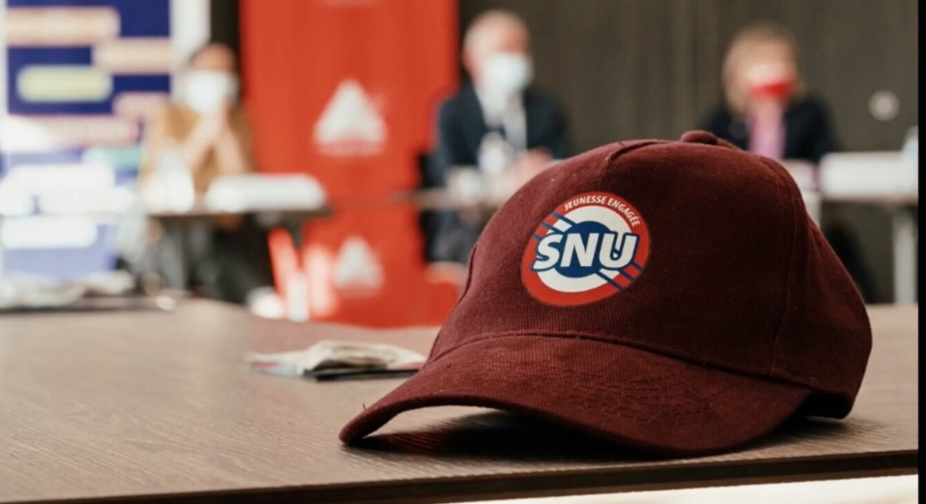 Photo d'une casquette avec le logo SNU prise lors de la cérémonie de clôture du séjour de cohésion du SNU