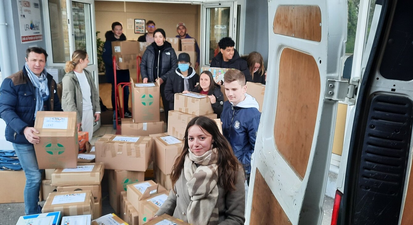 Les volontaires lycéens et enseignants de la collecte pour l'Ukraine chargent le camion des dons collectés qui partiront pour la Pologne