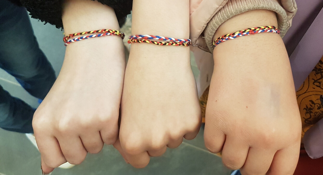 Les élèves arborent les bracelets aux couleurs de l'Allemagne et la France