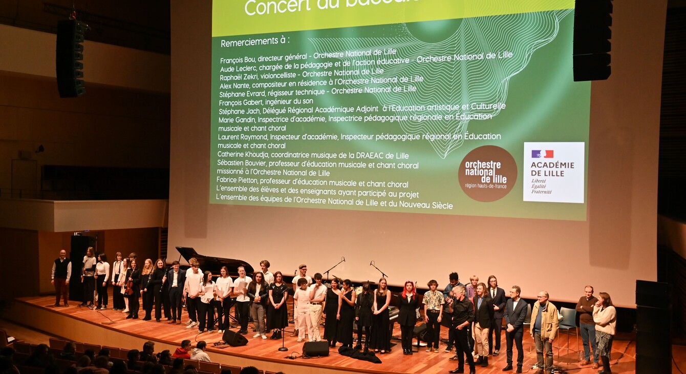 Les lycéens en options musique qui ont participé au concert du baccalauréat 2023 sont sur la scène pour le salut final