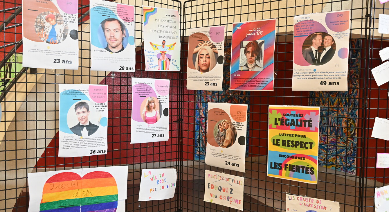 Un panneau installé dans un hall présente des personnalités LGBT+
