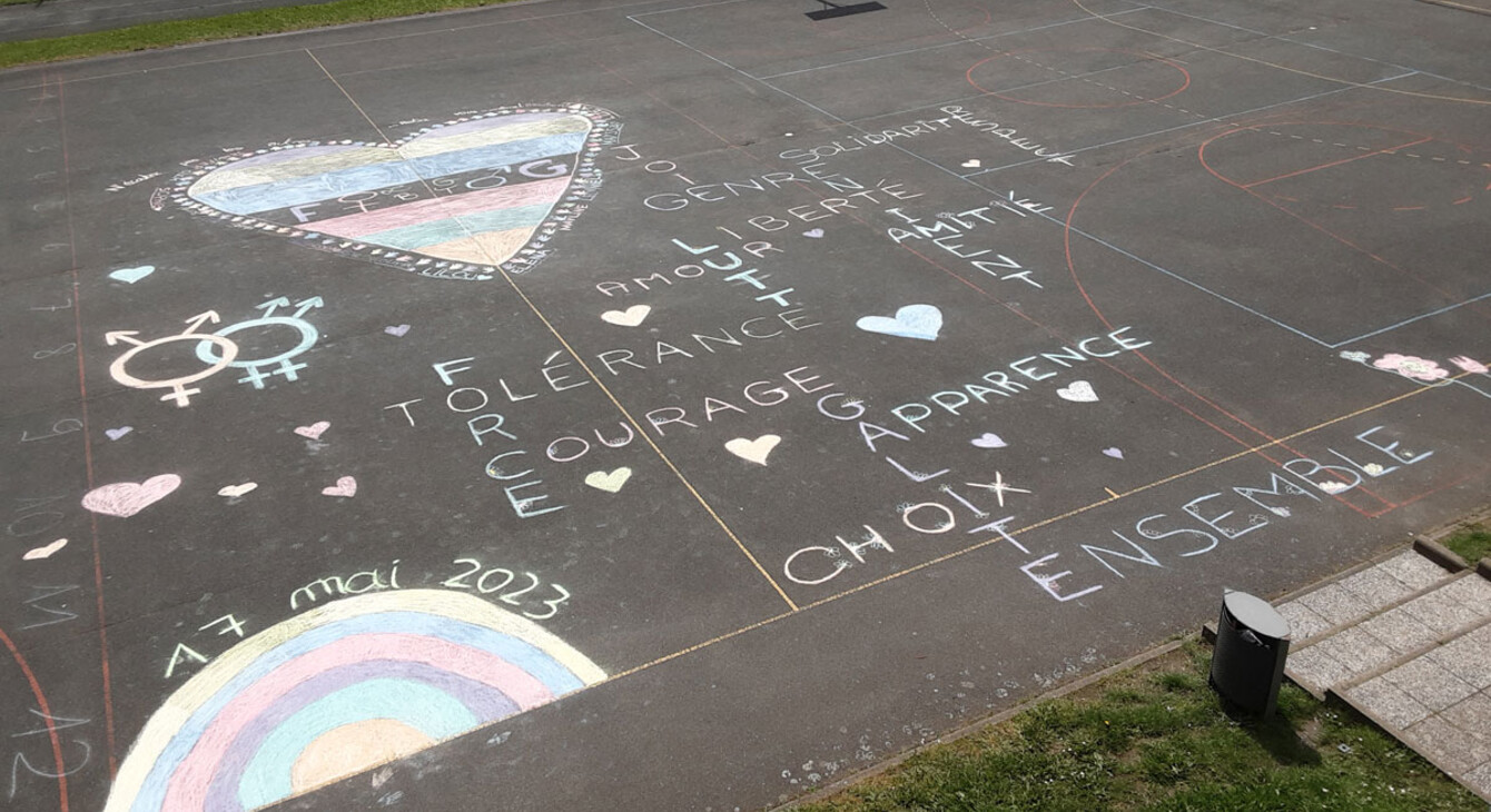 Des dessins à la craie représentant des arc en ciels et des messages de tolérance ont été réalisés dans la cour du collège