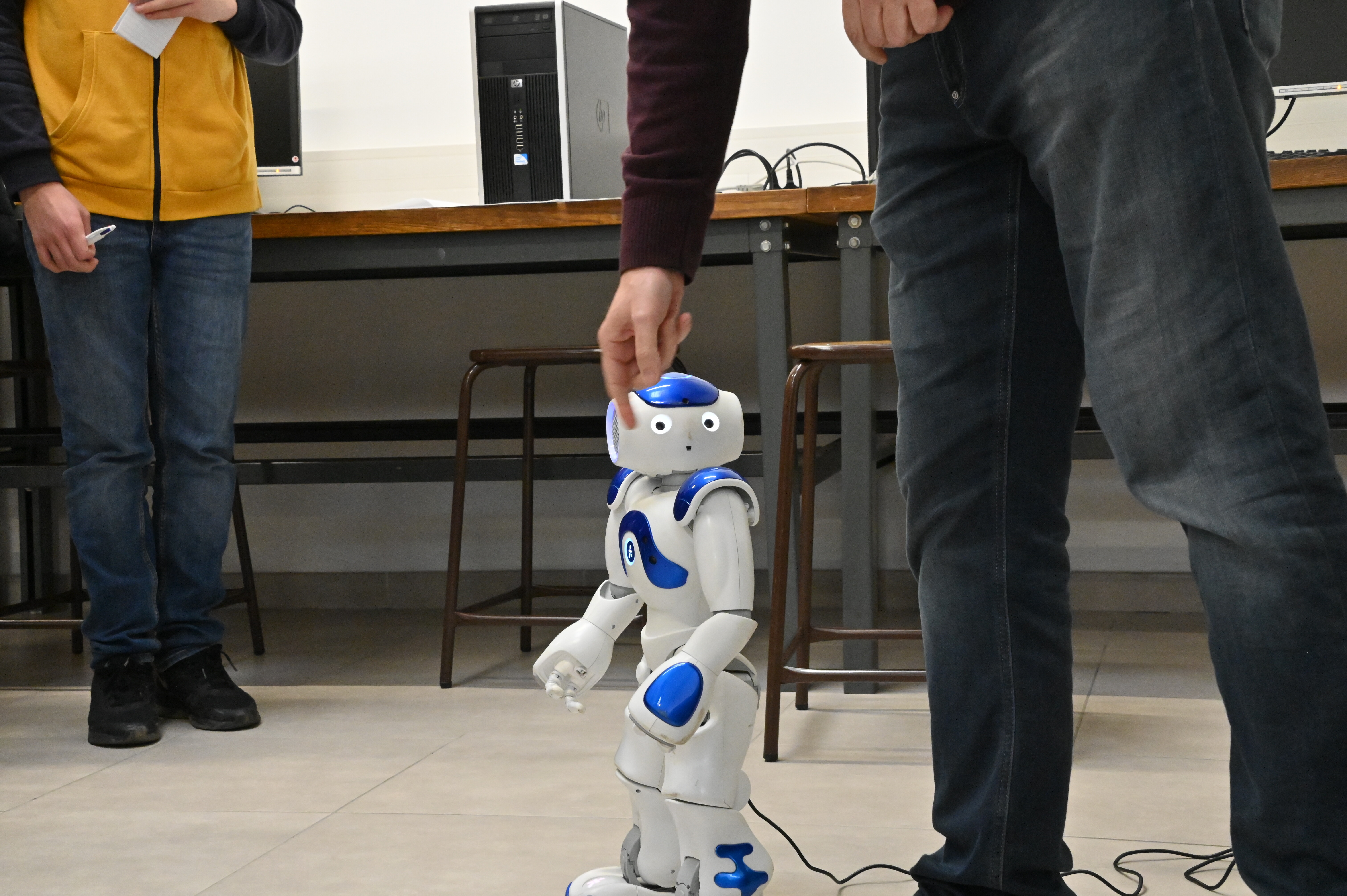 Le robot est présenté aux élèves