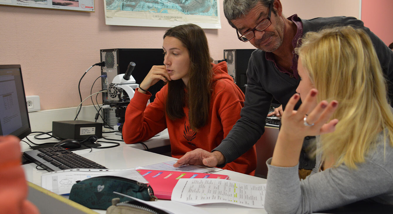 Les lycéennes interrogent leur enseignant de chimie