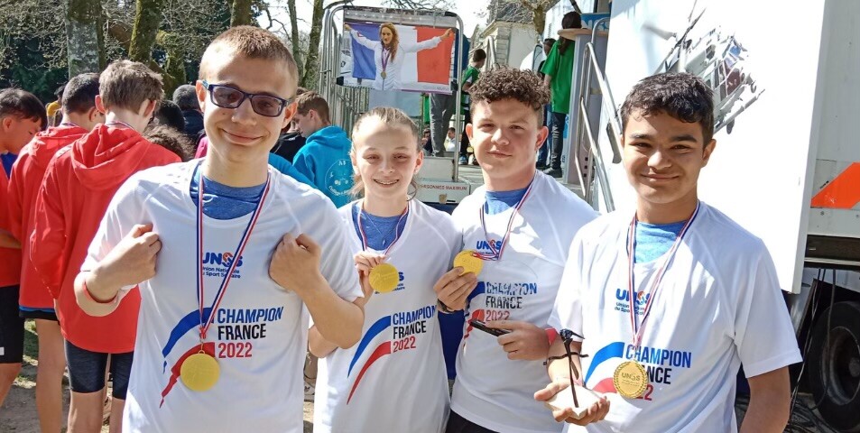 4 élèves de l'association sportive du collège Emile Zola à Fouquières-les-Lens montrent la médaille qu'ils ont remporté lors du Championnat d'UNSS en équipe sport partagé
