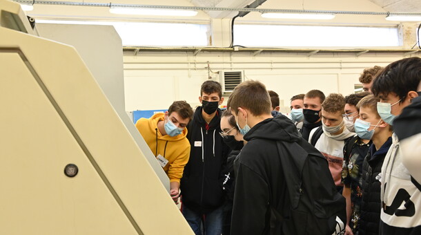 Les élèves visitent les installations de Génie mécanique