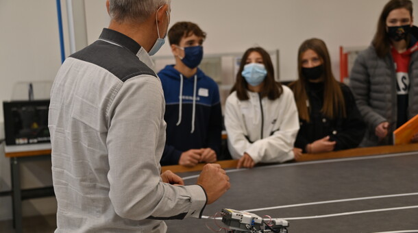 Les enseignants de Génie électrique présentent le fonctionnement d'un robot aux élèves