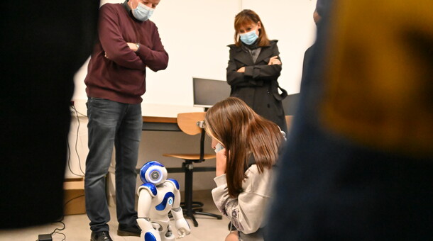 Le robot discute avec une élève