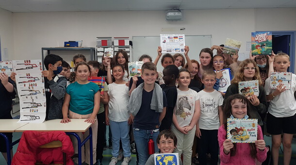 Les élèves de CM2 de l'école Georges Sand à Longuenesse et les élèves de sixième du collège de la Morinie à Saint-Omer sont dans une salle de classe et reçoivent des livres et des jeux dans le cadre de la remise de prix du concours ELVE EPS Numérique