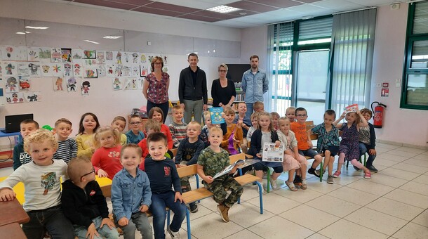Les élèves de moyenne et grande section de l'école Marcel Dollet à Pernes sont dans une salle de classe et reçoivent des livres et des jeux dans le cadre de la remise de prix du concours ELVE EPS Numérique