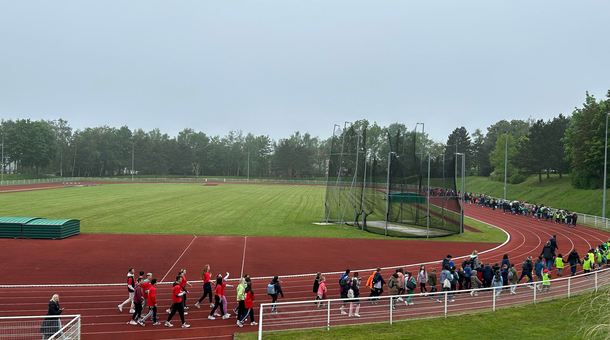 Des élèves de différents établissement d'Anzin défilent sur la piste de course, tel le défilé des jeux olympiques