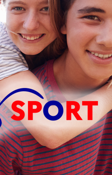 Des adolescents qui semblent en activité sourient et devant se trouve le texte Pass'Sport 