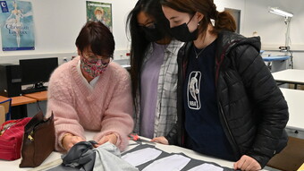 L'enseignante conseille les élèves sur le montage