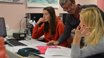 Les lycéennes interrogent leur enseignant de chimie