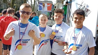 4 élèves de l'association sportive du collège Emile Zola à Fouquières-les-Lens montrent la médaille qu'ils ont remporté lors du Championnat d'UNSS en équipe sport partagé