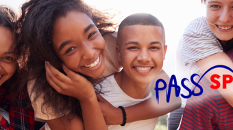 Des adolescents qui semblent en activité sourient et devant se trouve le texte Pass'Sport 