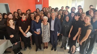 Photo des élèves ayant participé à la cérémonie ainsi que la rectrice de l'académie de Lille, le directeur du Mémorial de la Shoah et Madame Lili Leignel