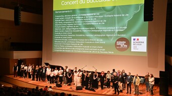 Les lycéens en options musique qui ont participé au concert du baccalauréat 2023 sont sur la scène pour le salut final