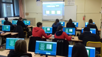 Une classe de lycéens tente de résoudre un défi mathématique sur des ordinateurs