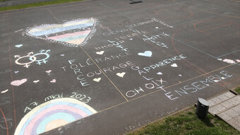 Des dessins à la craie représentant des arc en ciels et des messages de tolérance ont été réalisés dans la cour du collège