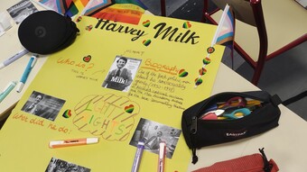 Des élèves en cours d'anglais préparent un panneau sur Harvey Milk pour leur exposition "LGBTRights"