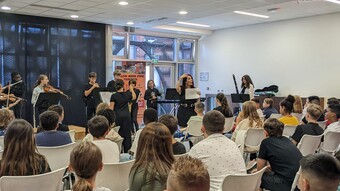 Des élèves de la classe CHAM se produisent devant les élèves rentrant en sixième, la professeure de musique fait participer le public en leur indiquant des onomatopées à chanter