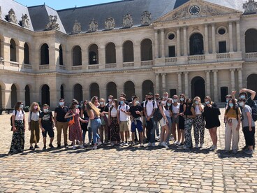 Les élèves devant l'Historial De Gaulle