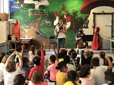 Les musiciens interviennent devant les élèves de l'école