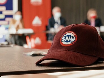 Photo d'une casquette avec le logo SNU prise lors de la cérémonie de clôture du séjour de cohésion du SNU