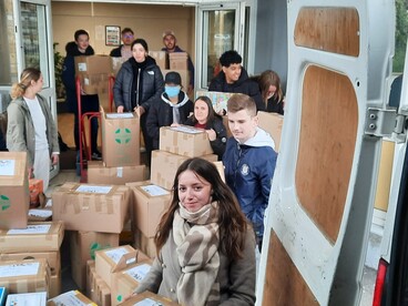 Les volontaires lycéens et enseignants de la collecte pour l'Ukraine chargent le camion des dons collectés qui partiront pour la Pologne