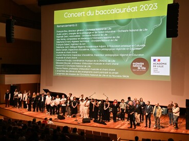 Les lycéens en options musique qui ont participé au concert du baccalauréat 2023 sont sur la scène pour le salut final