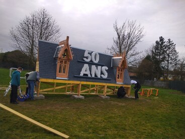 Des élèves du lycée professionnel François Mansart installent devant leur étalissement le chien assis, une structure en bois créée pour les 50 ans de l'établissement