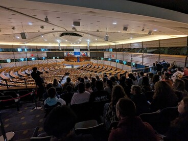 Des élèves sont assis dans l'hémicycle du parlement européen